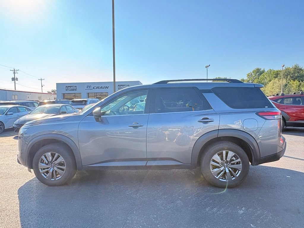 Used 2025 Nissan Pathfinder SV FWD image 4