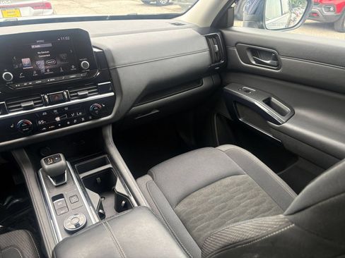 Used 2025 Nissan Pathfinder SV AWD/4WD image 32