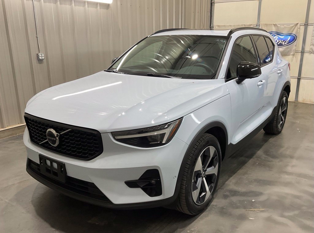 Used 2026 Volvo XC40 B5 Plus AWD/4WD image 3