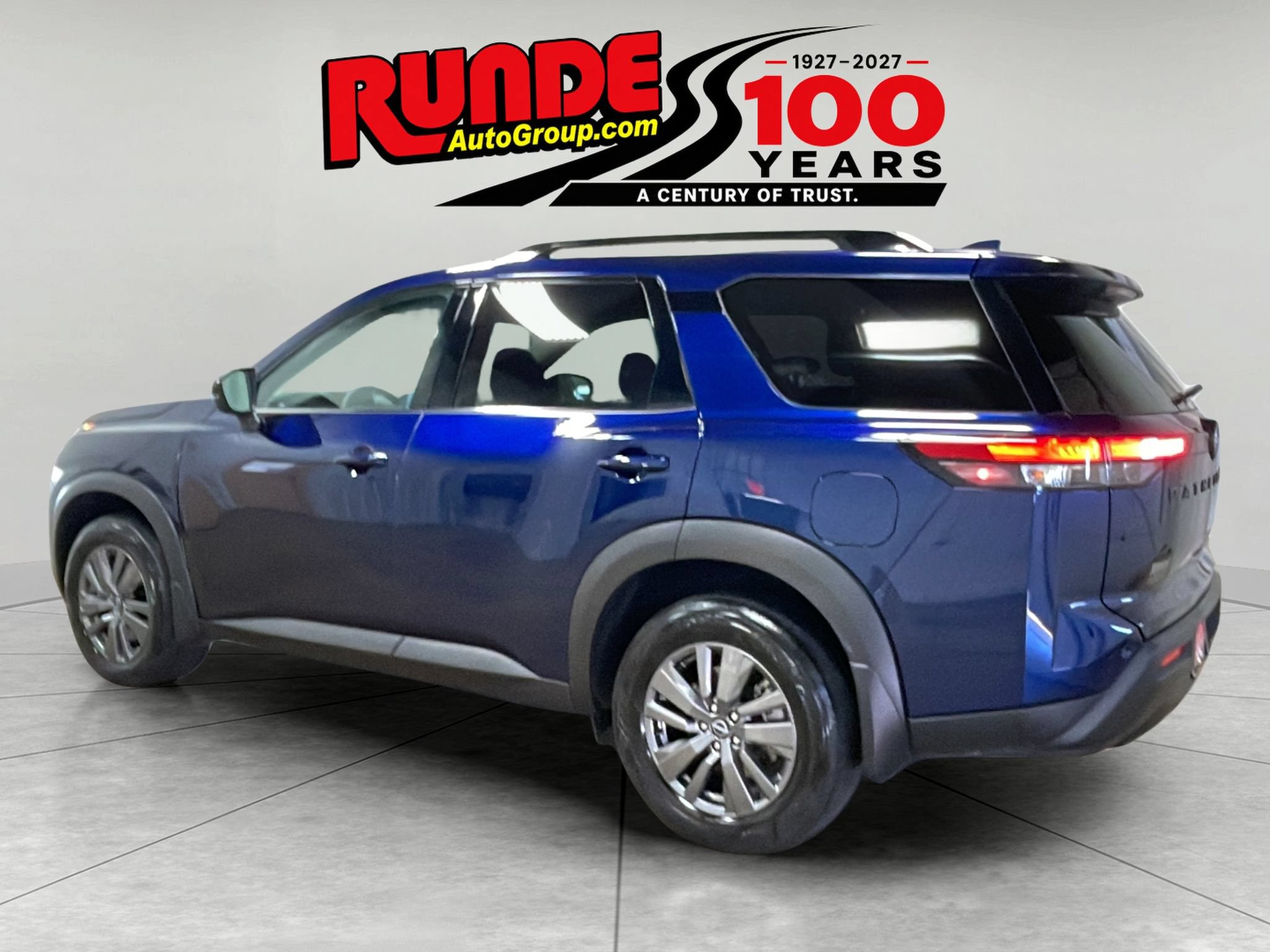 Used 2025 Nissan Pathfinder SV w/ Black Appearance Package AWD/4WD image 3