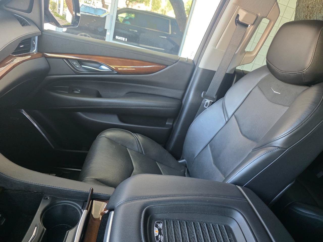 Used 2019 Cadillac Escalade ESV Luxury AWD/4WD image 18