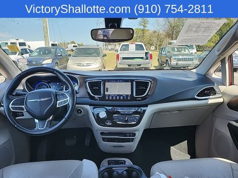 Certified 2018 Chrysler Pacifica Touring-L Plus image 3