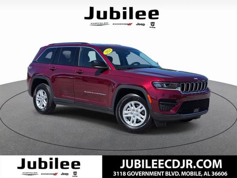 Used 2024 Jeep Grand Cherokee Laredo image 1