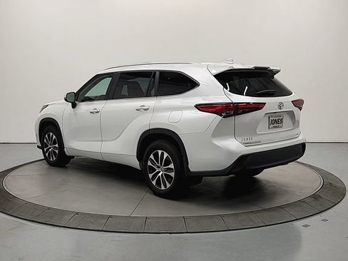 Used 2023 Toyota Highlander XLE FWD image 6