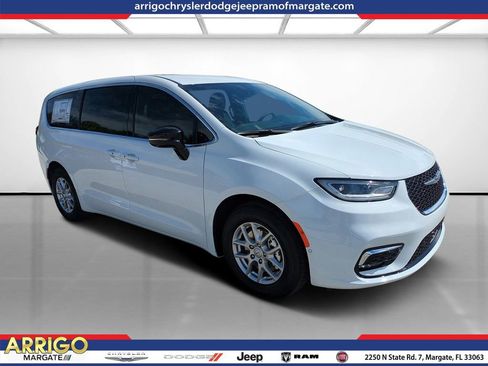 New 2026 Chrysler Pacifica Select image 1