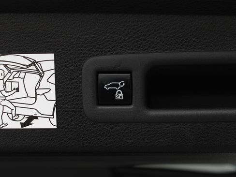 Certified 2023 Toyota Sienna Limited image 9