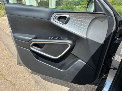 Used 2025 Kia Soul LX w/ LX Technology Package image 18