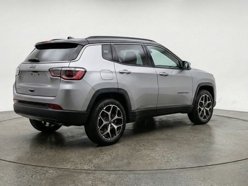 Used 2025 Jeep Compass Limited image 9