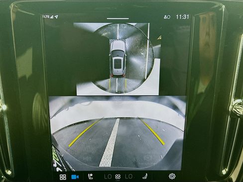 Used 2025 Volvo XC40 B5 Plus image 23