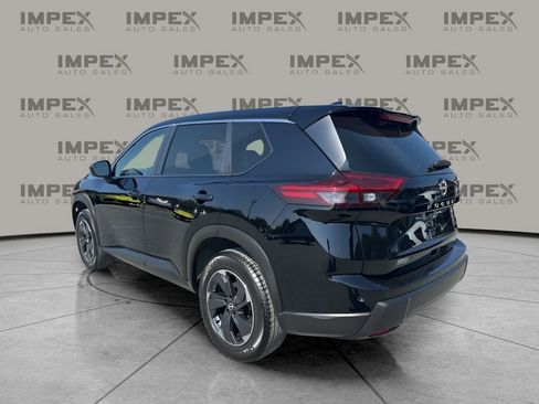 Used 2024 Nissan Rogue SV image 3