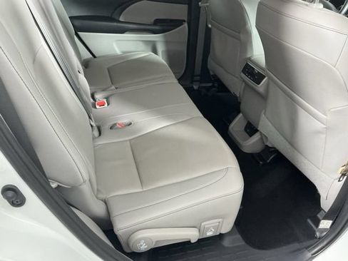 Used 2019 Toyota Highlander XLE AWD/4WD image 12