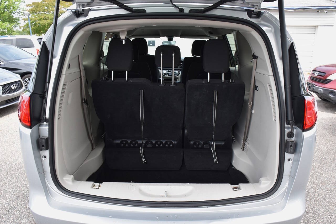 Used 2022 Chrysler Voyager LX FWD image 5