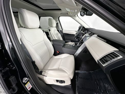 Used 2025 Land Rover Discovery S image 26