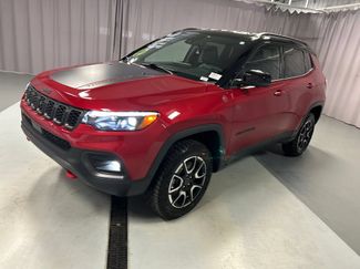 Used 2025 Jeep Compass Trailhawk w/ Trailhawk Elite Group AWD/4WD video 3