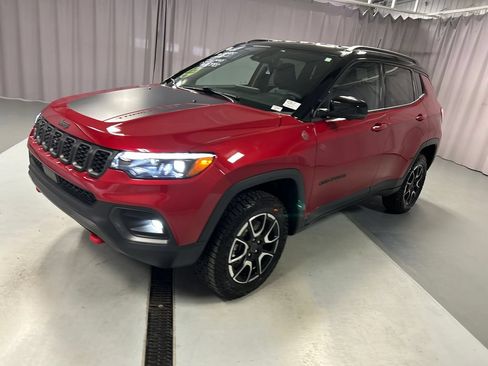 Used 2025 Jeep Compass Trailhawk w/ Trailhawk Elite Group AWD/4WD image 3