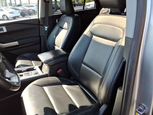 Used 2023 Ford Explorer XLT w/ Equipment Group 202A image 13