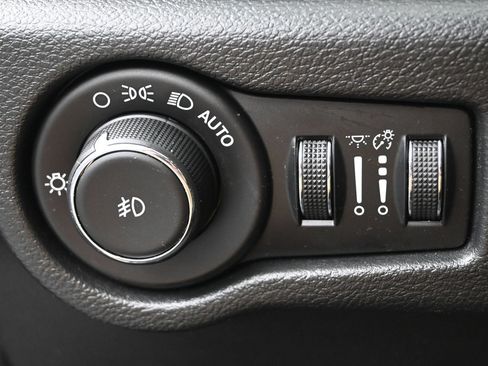 Used 2018 Chrysler Pacifica Touring-L Plus w/ Advanced Safetytec Group FWD image 12