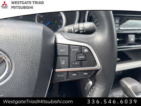 Used 2024 Toyota Highlander XLE AWD/4WD image 11