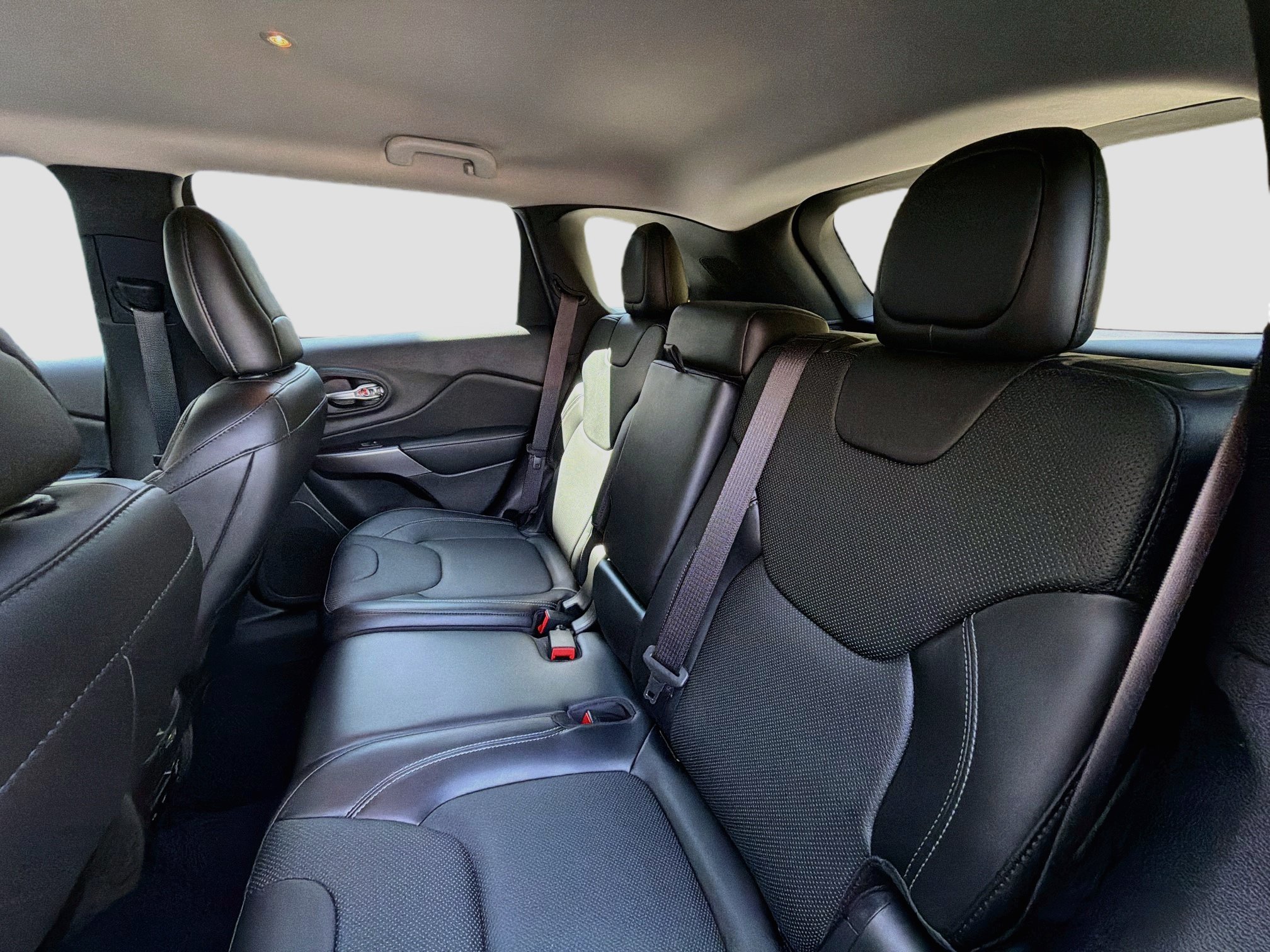 Used 2019 Jeep Cherokee Limited w/ Luxury Group FWD image 22