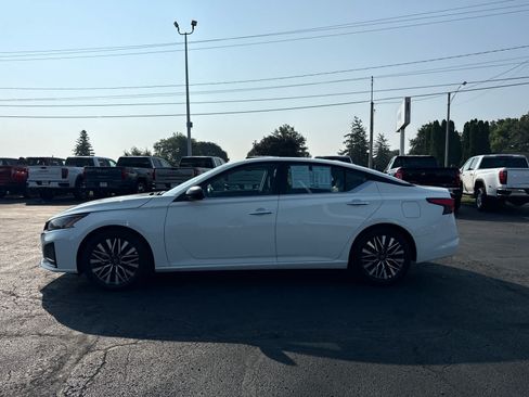 Used 2025 Nissan Altima 2.5 SV FWD image 2