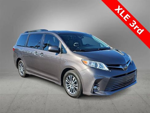Used 2020 Toyota Sienna XLE image 2