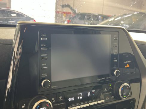 Used 2021 Toyota Highlander XLE image 18