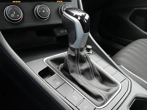 Used 2024 Volkswagen Jetta Sport image 39