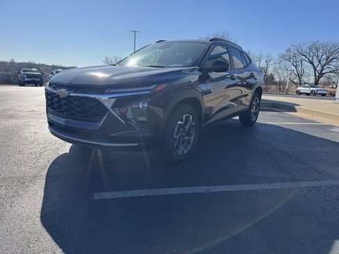 Used 2024 Chevrolet Trax LT w/ Driver Confidence Package image 2