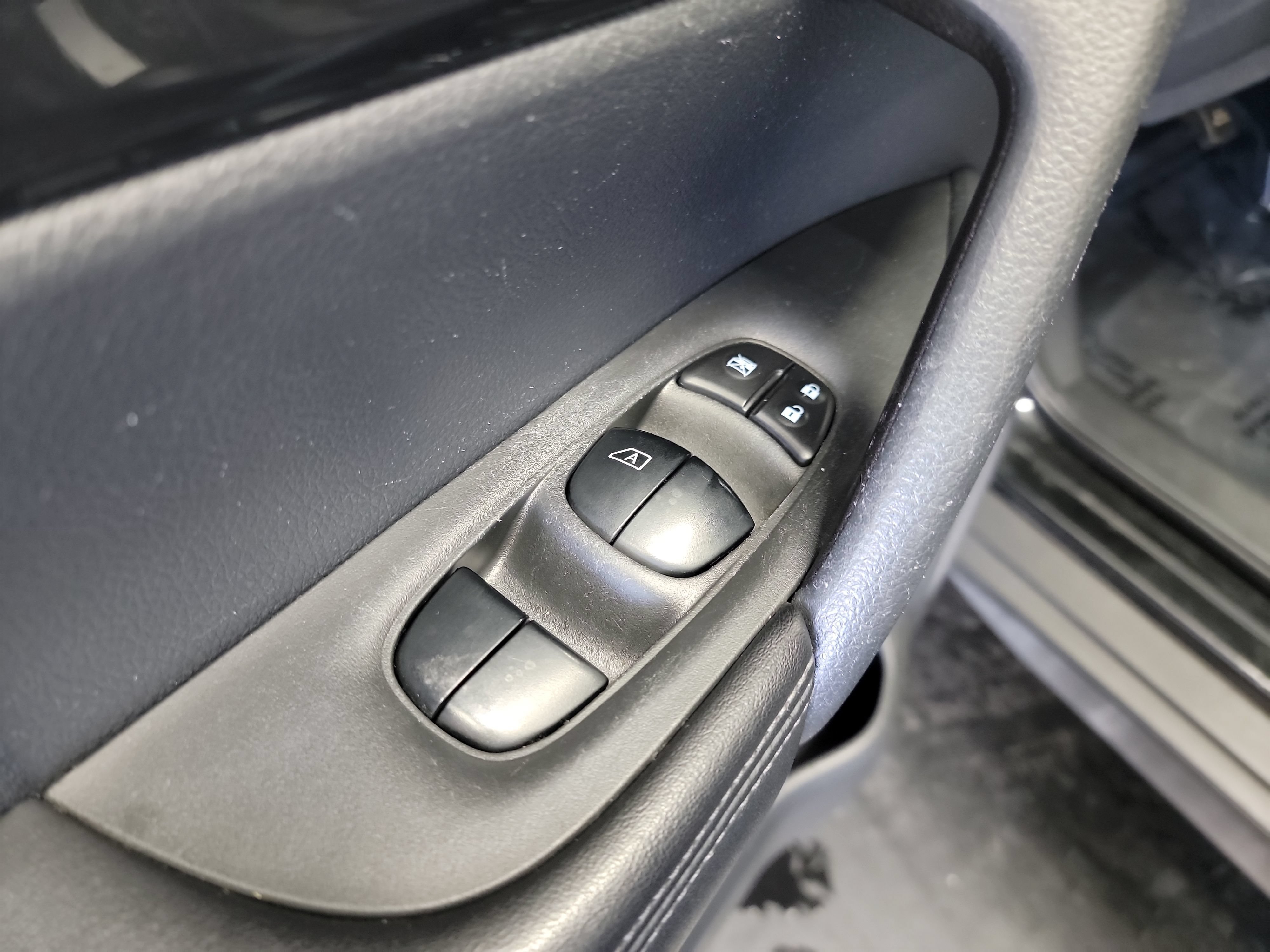 Used 2017 Nissan Rogue SV AWD/4WD image 14
