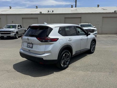 Used 2025 Nissan Rogue SV FWD image 9