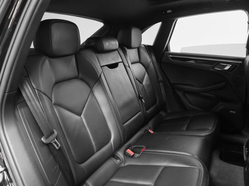 Certified 2022 Porsche Macan AWD/4WD image 23
