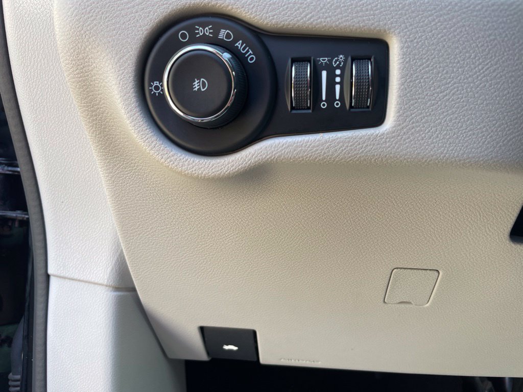 Used 2024 Chrysler Pacifica Touring-L FWD image 17