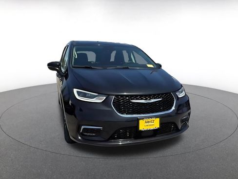 Used 2023 Chrysler Pacifica Touring-L FWD image 3