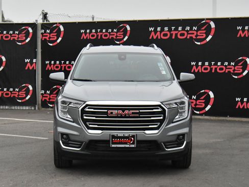 Used 2024 GMC Terrain SLT image 2