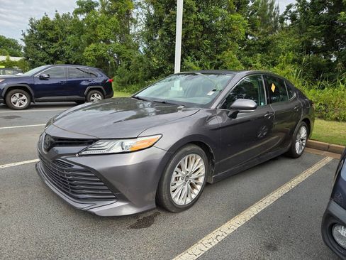 Used 2019 Toyota Camry XLE FWD image 3