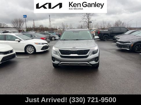 Used 2021 Kia Seltos EX image 2