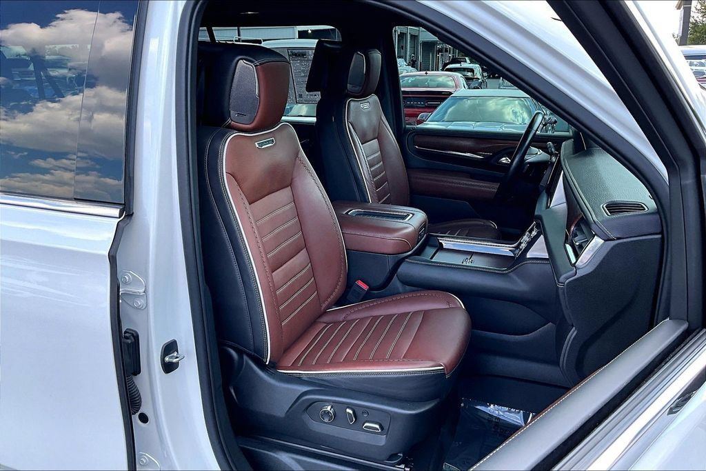Used 2023 GMC Yukon XL Denali Ultimate AWD/4WD image 32