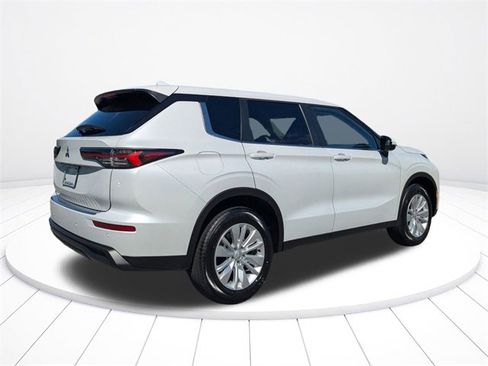 New 2025 Mitsubishi Outlander ES image 3