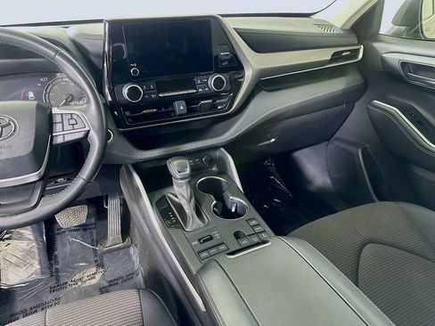 Used 2024 Toyota Highlander LE AWD/4WD image 20