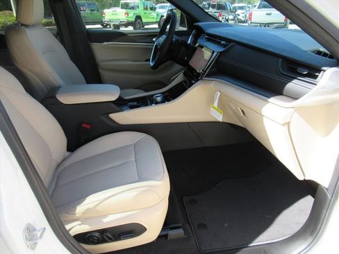 New 2026 Jeep Grand Cherokee Limited w/ Luxury Tech Group II RWD image 9