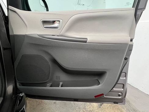 Used 2015 Toyota Sienna LE FWD image 13
