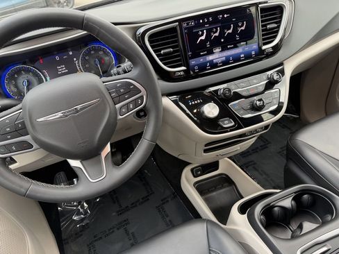 Used 2023 Chrysler Pacifica Touring-L FWD image 33