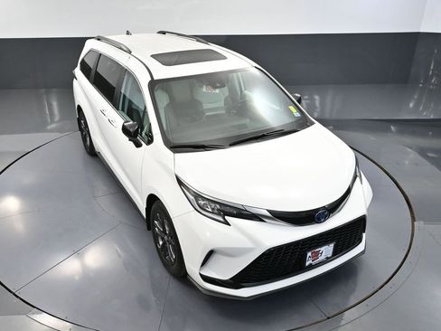 Used 2024 Toyota Sienna XSE AWD/4WD image 58
