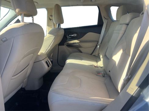 Used 2019 Jeep Cherokee Latitude w/ Popular Appearance Group image 11