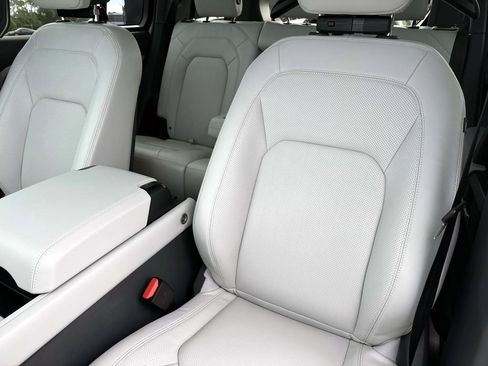 New 2026 Land Rover Defender 110 X-Dynamic SE image 19