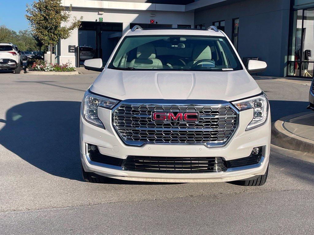 Used 2024 GMC Terrain Denali w/ Denali Premium Package AWD/4WD image 2