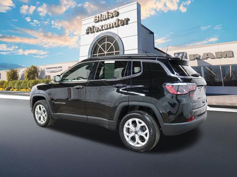 Used 2025 Jeep Compass Latitude w/ Convenience Group AWD/4WD image 9
