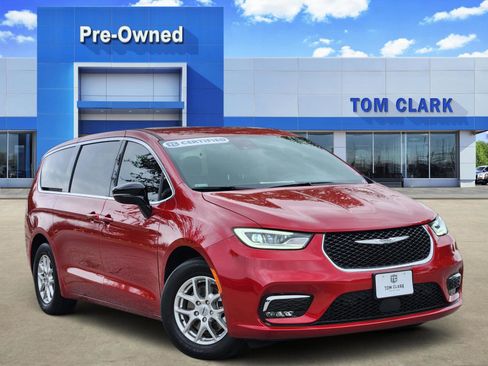 Used 2025 Chrysler Pacifica Select image 1