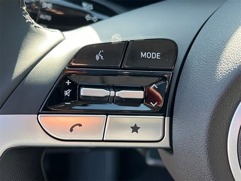 Certified 2025 Hyundai Elantra Limited image 24