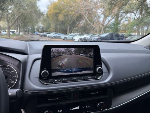 Used 2025 Nissan Rogue SV image 21